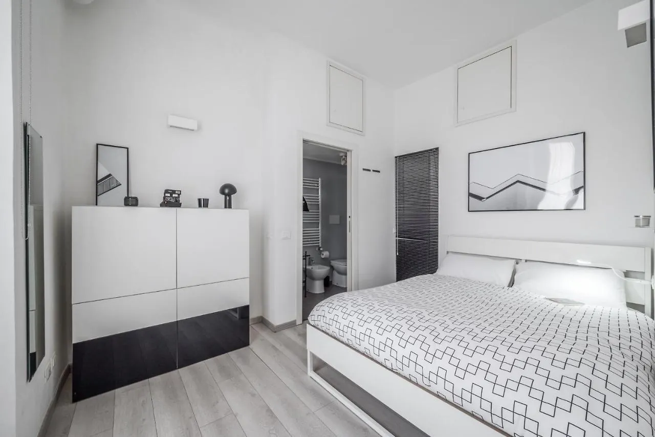 The Minimal Chic Home - Isola District Милан 0*,  Италия