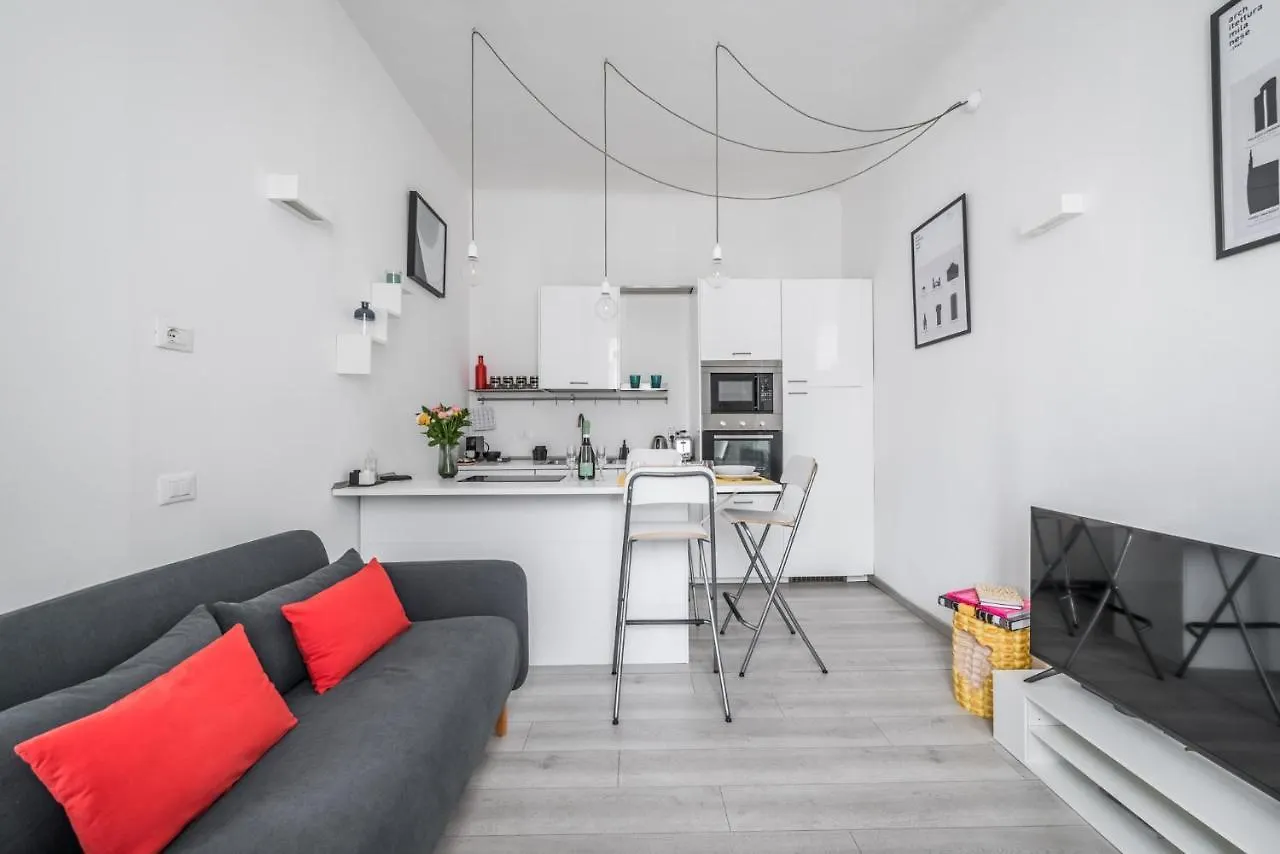 The Minimal Chic Home - Isola Districts kontakt